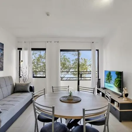212 Elegant, Renovated, Confortable Lejlighed