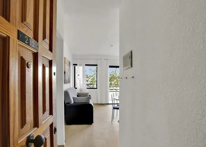 212 Elegant, Renovated, Confortable Apartamento