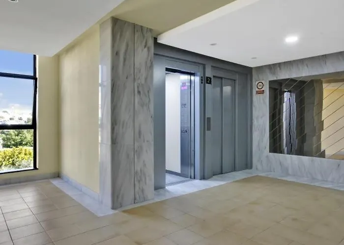 212 Elegant, Renovated, Confortable Apartamento